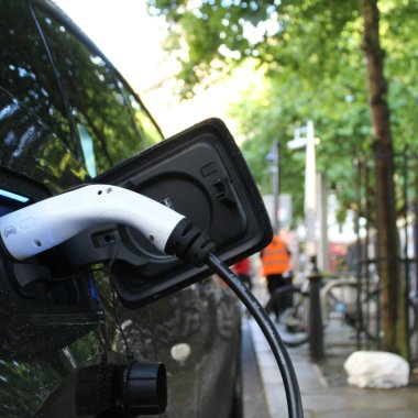 Operatorul care vrea să simplifice încărcarea mașinilor electrice ridică €80 mil