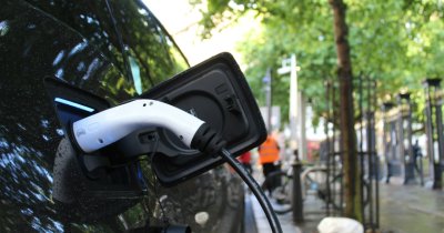 Operatorul care vrea să simplifice încărcarea mașinilor electrice ridică €80 mil