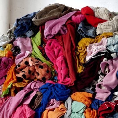 Startup-ul care promite să ne scape de problema deșeurilor textile din poliester