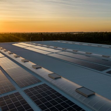 O companie primește $325 mil pentru a trece corporațiile pe energie solară
