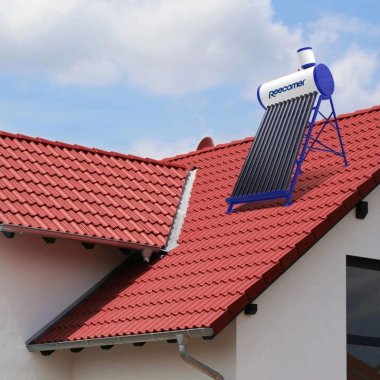 Românii, tot mai interesați de panourile solare pentru încălzirea apei menajere
