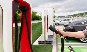 Tesla investește 500 mil USD pentru a extinde rețeaua de încărcătoare rapide