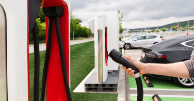 Tesla investește 500 mil USD pentru a extinde rețeaua de încărcătoare rapide