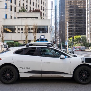 Compania care deține Google investește $5 mld în mașinile care merg singure