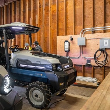 Compania care lucrează pământul cu tractoare electrice primește 133 mil USD