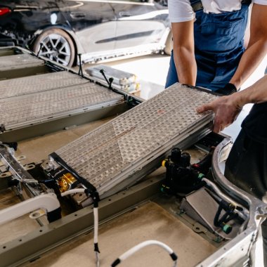 Planul SUA de $43 mil pentru producția ieftină de baterii durabile pentru EV-uri