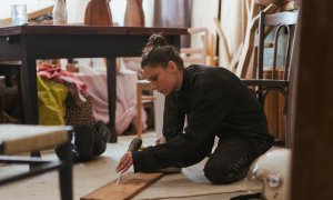 Artista din România care transformă în artă hârtia cataloagelor de hypermarket