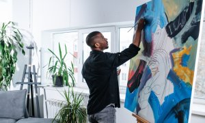 Trei artiști contemporani care transformă reciclarea în artă