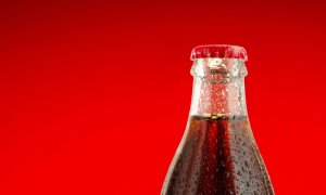 Coca-Cola, acuzată că a renunțat la ambalajele reutilizabile