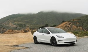 Aceste panouri solare îți încarcă mașina electrică în timp ce o conduci
