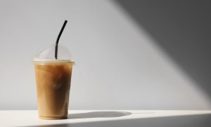 Oamenii sunt plătiți să returneze paharele de cafea în acest oraș danez