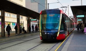 Orașul care încearcă să combată poluarea cu transport public gratuit