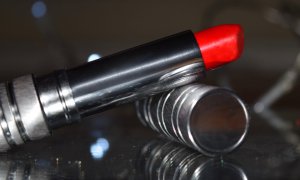 Startup-ul care creează ruj roșu fără să zdrobească insecte