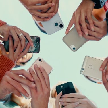 Cum amplifică social media stereotipuri de gen dăunătoare și incită la violență