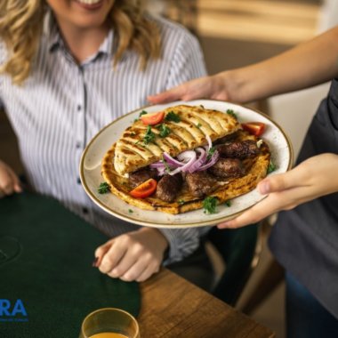 Ce i-ar face pe români să renunțe la produse de origine animală și zahăr