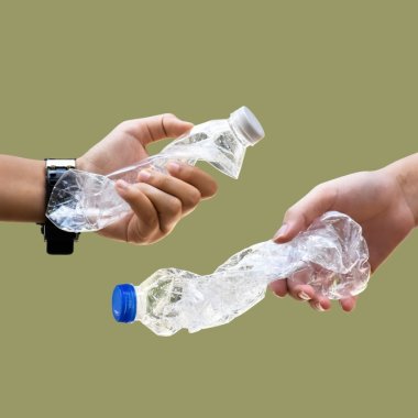 Cum se pot descompune deșeurile din plastic cu ajutorul aerului