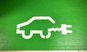 Piața auto 2025: mai multe electrice vândute, dar mai puține mașini per total