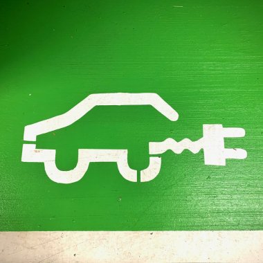 Piața auto 2025: mai multe electrice vândute, dar mai puține mașini per total