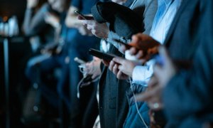 Peste jumătate dintre români spun că ar cumpăra smartphone-uri second-hand