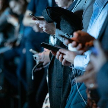 Peste jumătate dintre români spun că ar cumpăra smartphone-uri second-hand