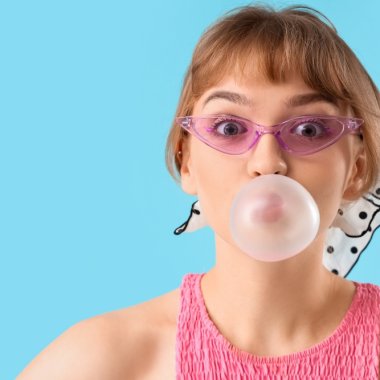 De fiecare dată când mesteci gumă, îți umpli gura cu microplastice