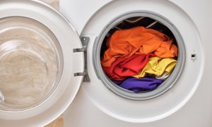 De ce mașina ta de spălat nu elimină complet bacteriile de pe haine