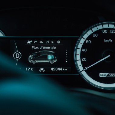 Românii preferă tot mai mult mașinile hibride în detrimentul „bătrânului” diesel