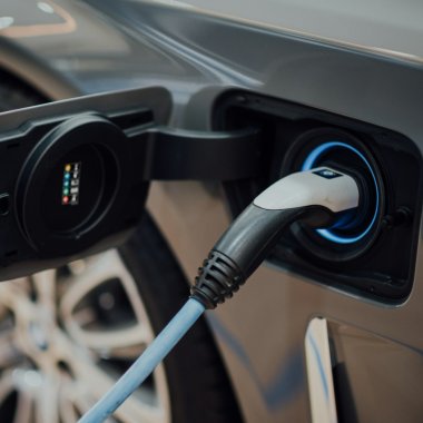 Șoferii români pot plăti acum mai simplu încărcarea la stațiile electrice MOL