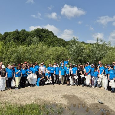 Voluntarii HP curăță peste 1,5 tone de deșeuri din râurile României