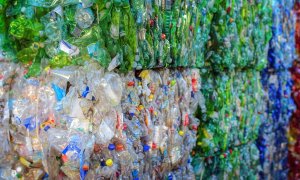 Cum funcționează catalizatorul care reciclează plasticul fără sortare