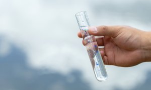 Cum ne pot ajuta bacteriile să detectăm microplastice în probe de apă