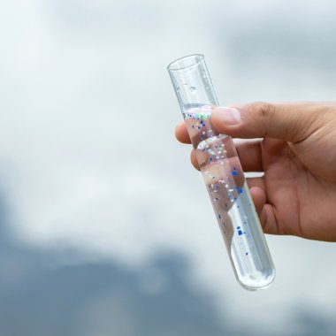Cum ne pot ajuta bacteriile să detectăm microplastice în probe de apă