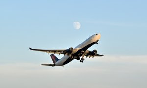 De ce schimbările climatice fac avioanele mai zgomotoase la decolare