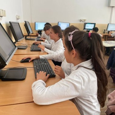 Dăm Click pe România: 1.410 calculatoare recondiționate pentru școli și ONG-uri
