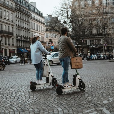 O soluție pentru București? Praga interzice trotinetele electrice de închiriat