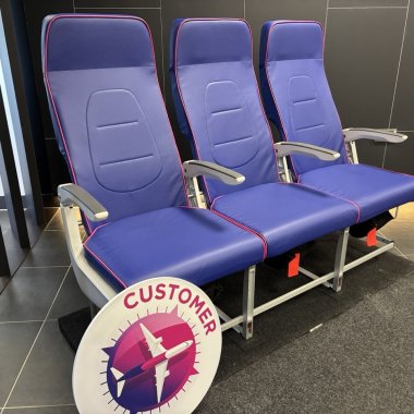 Am fost în fabrica ce transformă pielea reciclată în scaune noi pentru Wizz Air