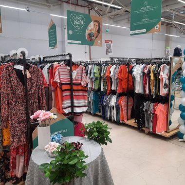 Magazinele Auchan unde clienții cumpără zilnic 1.000 de articole vestimentare pre-purtate