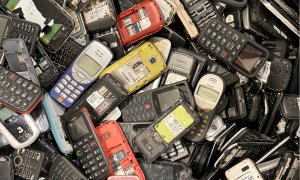 Studiu: de ce păstrează românii câte 3-4 telefoane acasă, în sertar