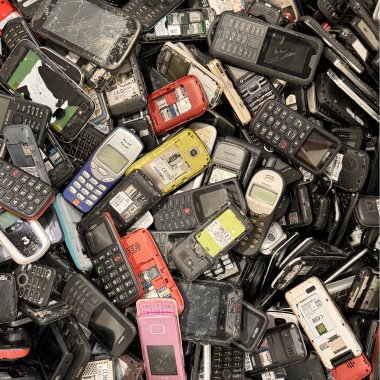 Studiu: de ce păstrează românii câte 3-4 telefoane acasă, în sertar