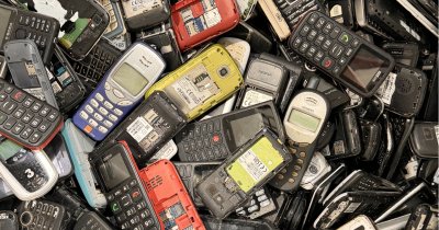 Studiu: de ce păstrează românii câte 3-4 telefoane acasă, în sertar