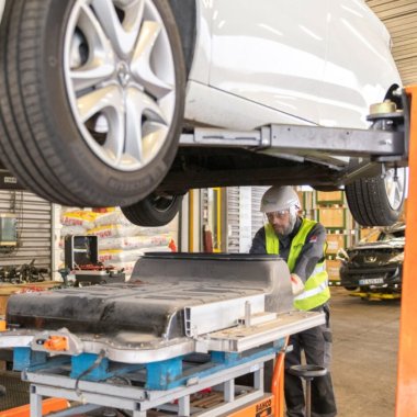 Cum reintegrează Renault bateriile uzate de la mașini electrice în economie