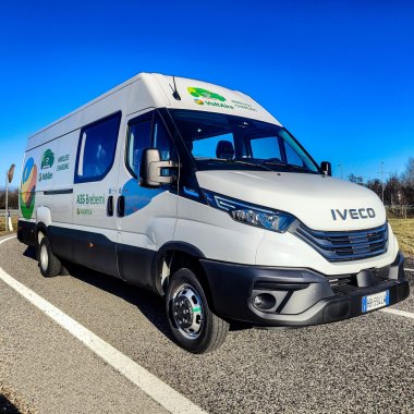 Iveco prezintă o nouă versiune a dubei eDaily cu încărcare wireless