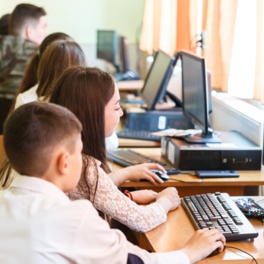 Dăm Click pe România: 38.000 de calculatoare recondiționate și donate