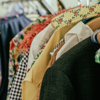 Franța interzice publicitatea pentru brandurile fast-fashion și adaugă taxe suplimentare