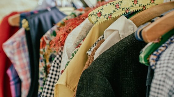 Franța interzice publicitatea pentru brandurile fast-fashion și adaugă taxe suplimentare