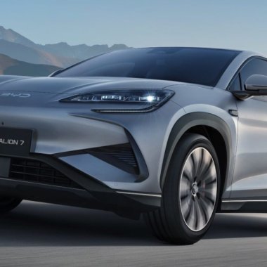 Cum diferă bateriile folosite de către Tesla și BYD pe mașinile lor?