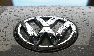 Volkswagen folosește 100 de oi care "tund" iarba în parcurile lor fotovoltaice