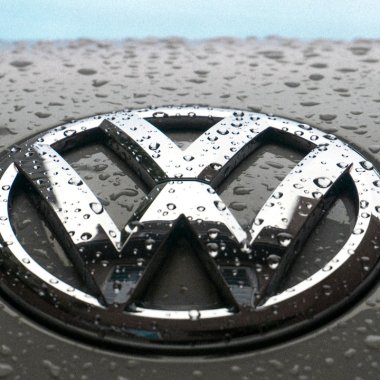 Volkswagen folosește 100 de oi care "tund" iarba în parcurile lor fotovoltaice