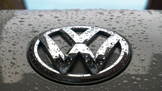 Volkswagen folosește 100 de oi care "tund" iarba în parcurile lor fotovoltaice