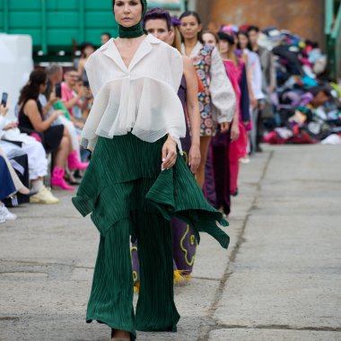 Hainele second-hand devin colecții de designer la Feeric Fashion Week din Sibiu